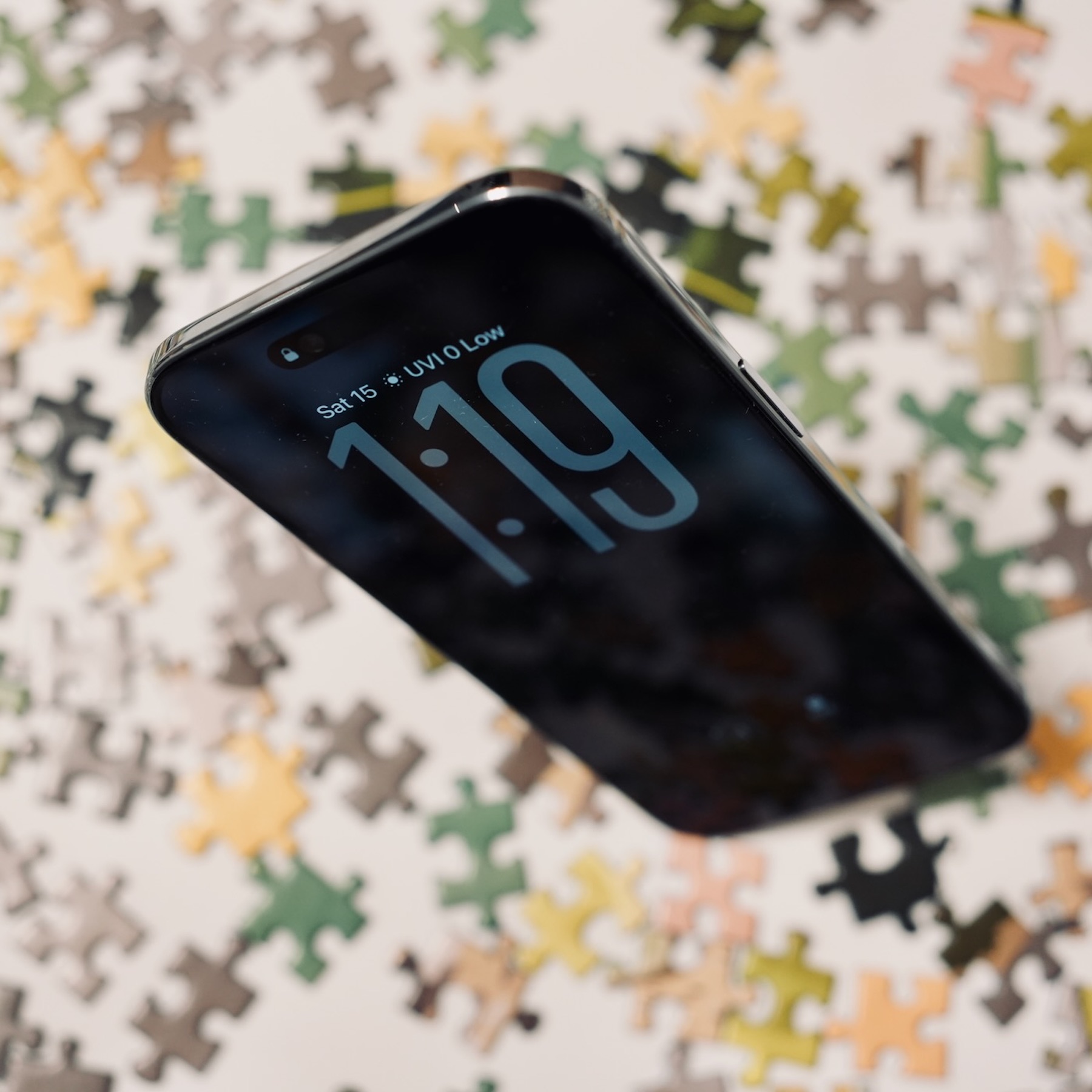 The tall lock screen time of iOS 26 suits it well.